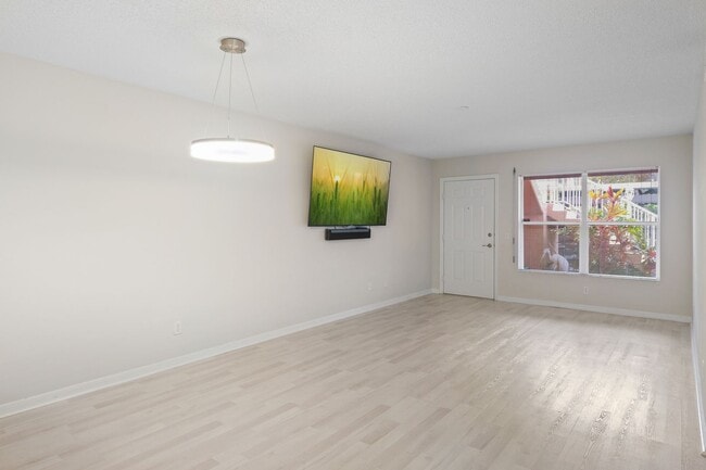 Building Photo - 2 bed + den 2 bath condo, just 2.5 miles from the beach!