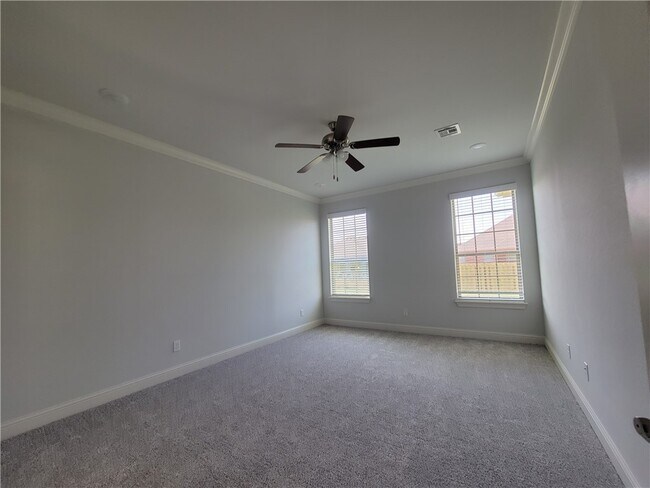 Building Photo - 1041 E Skyline Lp