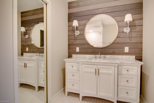 Building Photo - 275 N Portage Path