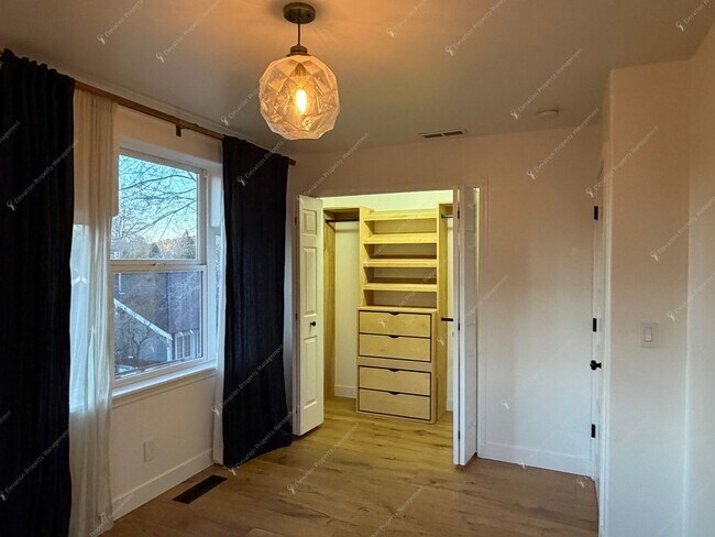 Building Photo - Find a piece of serenity in Historic Old Bend! (Unfurnished)