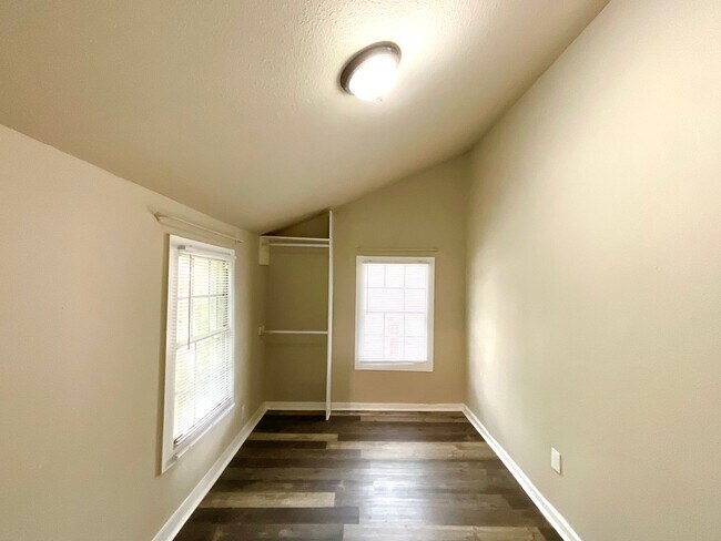 Building Photo - Spacious 2-Bedroom Home Steps from Restaur...