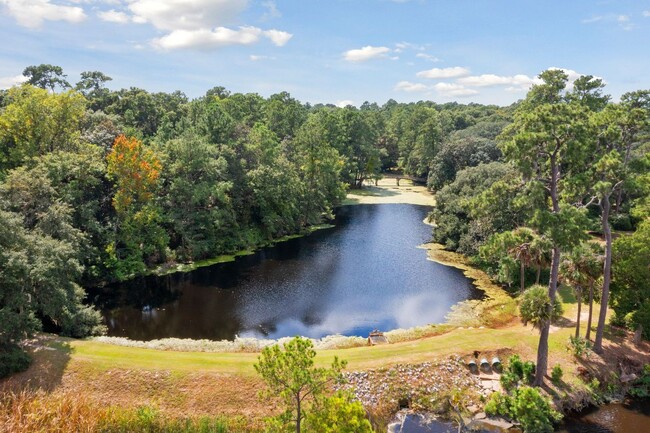 Building Photo - Sprawling Furnished Estate Home on the Ash...