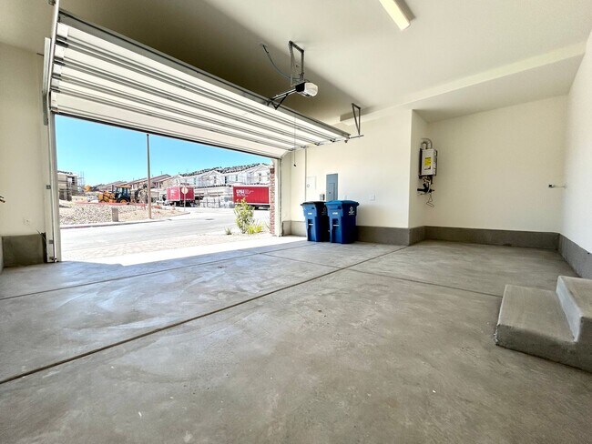 Building Photo - Brand new Townhome in Summerlin Grand Park Village