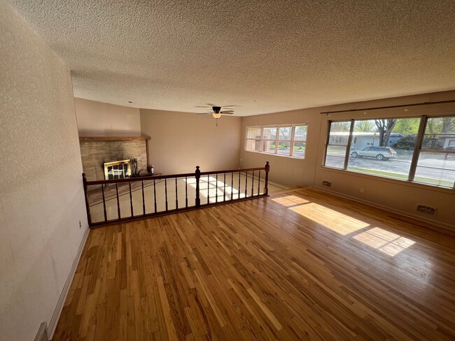 Building Photo - 3 Bed 2 Bath House with Attached 2 Car Garage & Trailer Parking