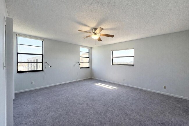 Building Photo - 2205 S Cypress Bend Dr