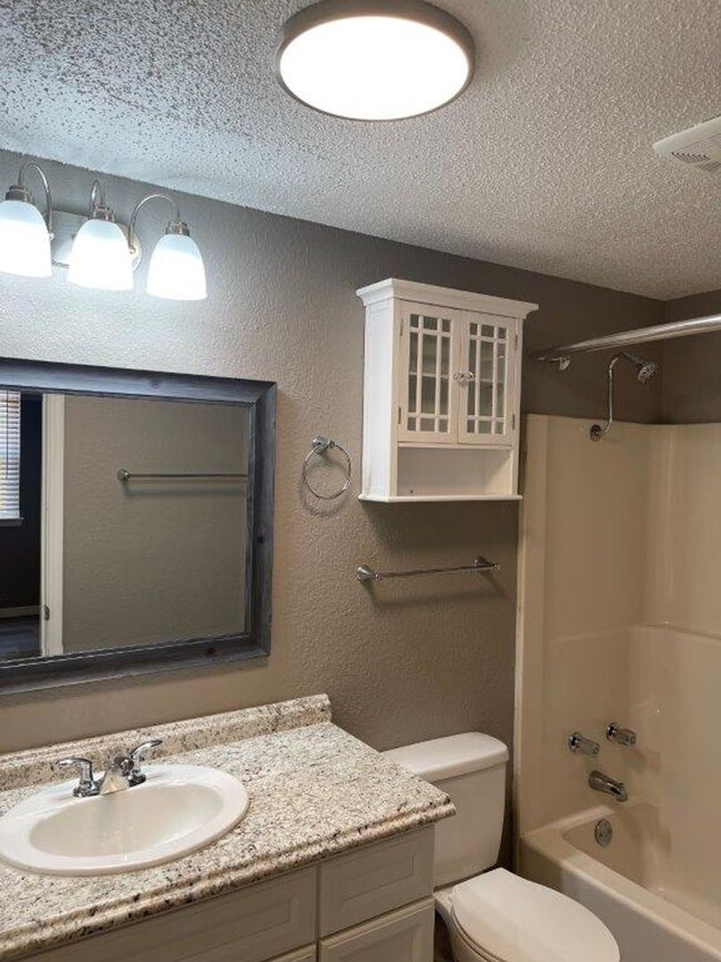 Building Photo - Pets OK! Moore Schools, 2 bed 2 full bath ...