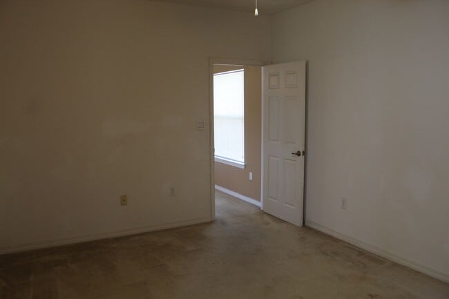 Building Photo - Spacious 3/2 Home in Sunny Hills w/ 2-Car Garage