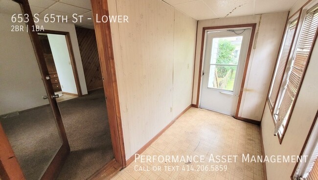 Building Photo - Cozy 2BED/1BATH Milw./West Allis Lower Unit