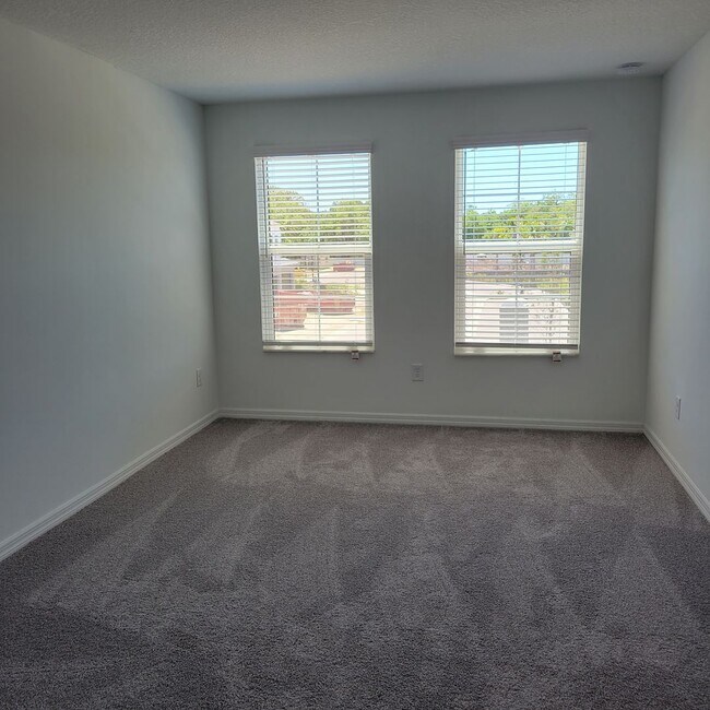 Building Photo - Annual UNfurnished almost BRAND NEW townhome just south of University and Lockwood Ridge!