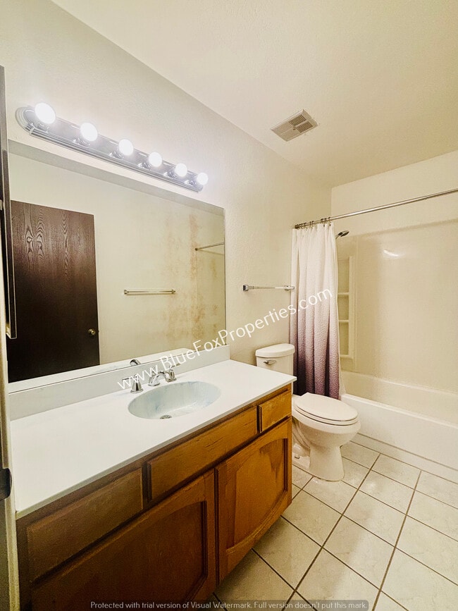 Building Photo - 2712 N Cloverland Ave