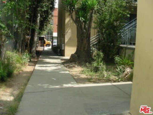 Building Photo - 4106 Rosewood Ave