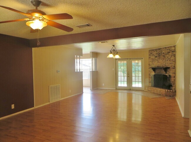 Building Photo - 3 Bedroom 2 Bathroom Georgetown Home