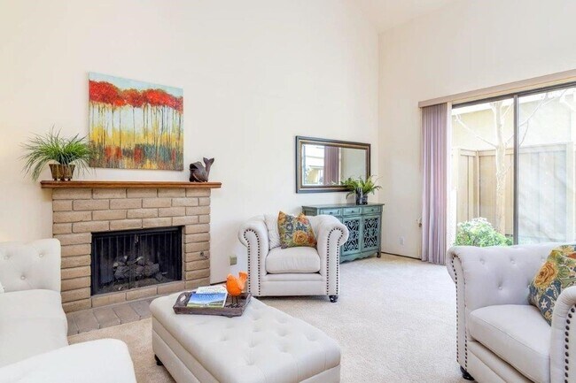 Building Photo - Walnut Creek Beautiful 2 bedroom 2 bath townhome excellent location!