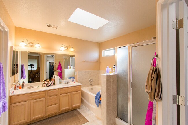 Building Photo - BEAUTIFUL EASTSIDE HOME WITH POOL