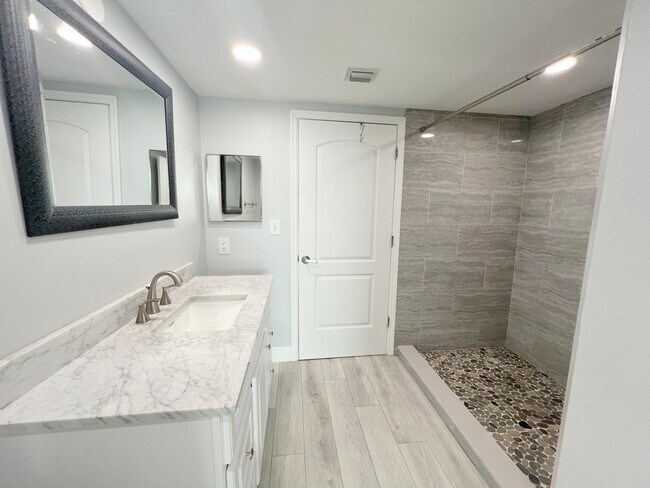 Building Photo - 3020 NE 32nd Ave