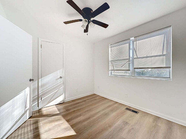 Building Photo - 5330 Quan Dr