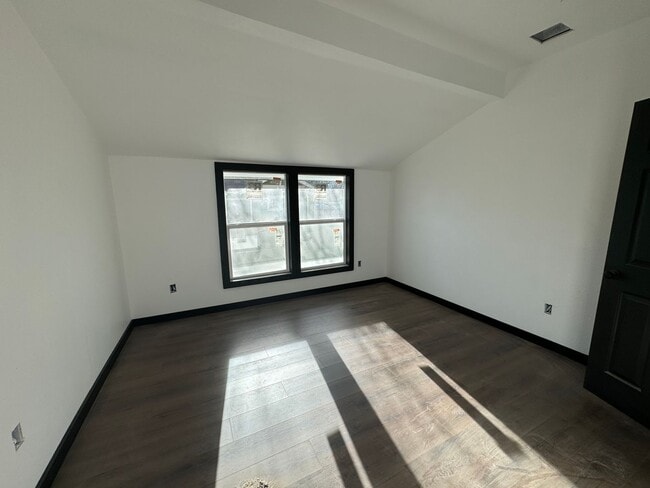 Building Photo - Newly remodeled 3 bedroom 2 bath across from Park!