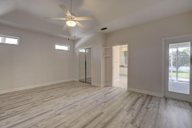 Building Photo - 8028 Plantation Lakes Dr
