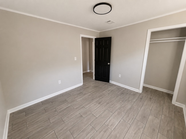 Building Photo - 1307 Sample St