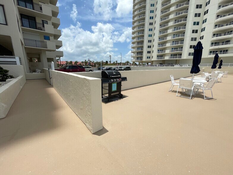 Outdoor grill - 2947 S Atlantic Ave