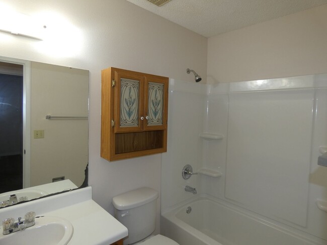 Building Photo - Charming 2-Bedroom Apartment - Prime Location