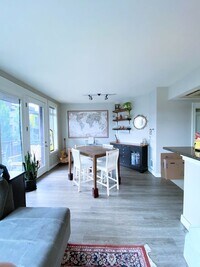 Building Photo - 3217 Eastlake Ave E