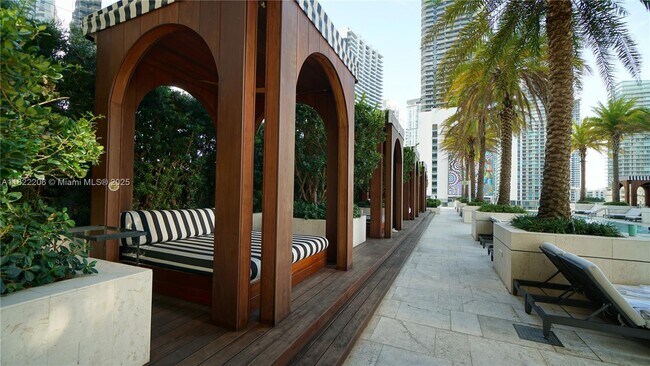Building Photo - 801 S Miami Ave