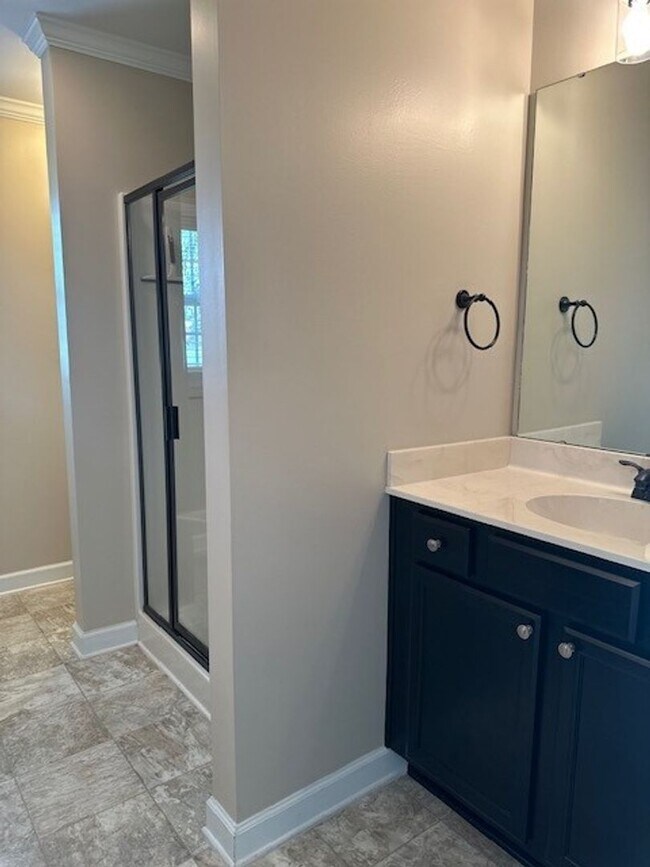 Building Photo - 3 Bed/2 Bath Home with Bonus Room & Screen...