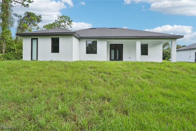 Building Photo - 872 Spaulding St E