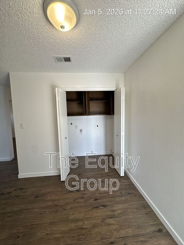 Building Photo - 2019 E Walnut Ave