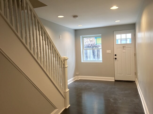 Building Photo - Newly Renovated End-of-Group Townhome in F...
