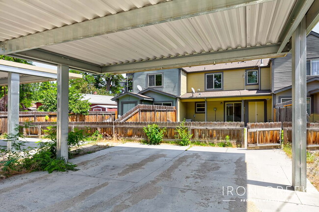 Building Photo - Open Floorplan Townhome with 3 suites