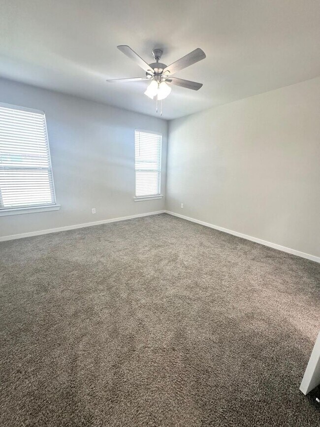 Building Photo - 5 Bedroom 4 Bathroom Ready to Rent ASAP!