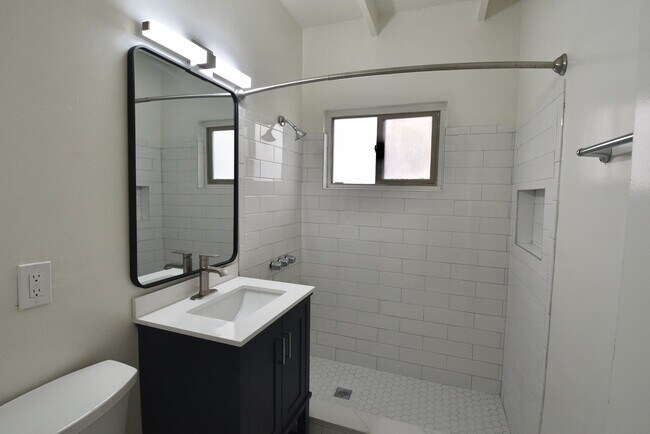 Building Photo - 605-609 North Hollywood Way