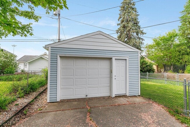 Building Photo - 470 Charlotte Ave