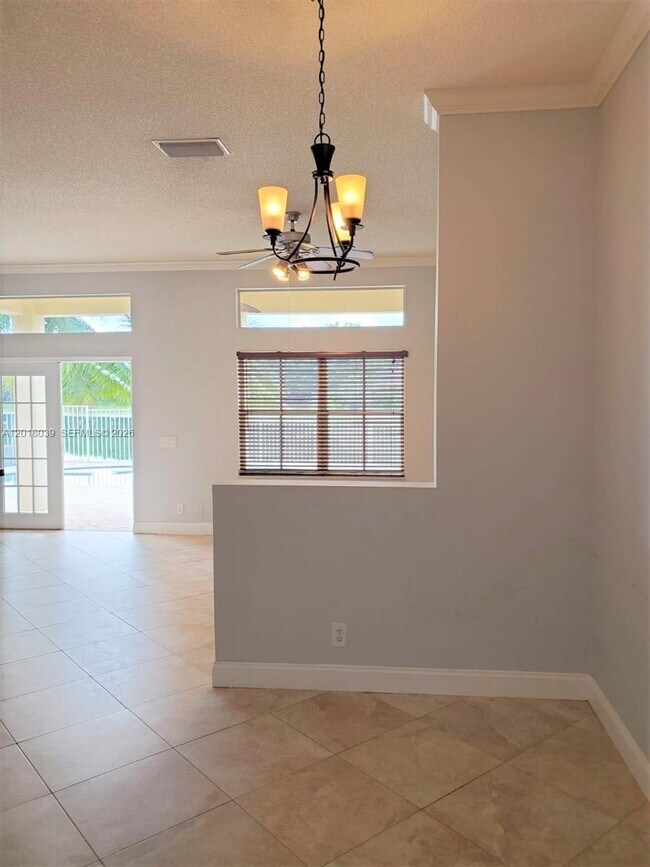 Building Photo - 777 Tanglewood Cir