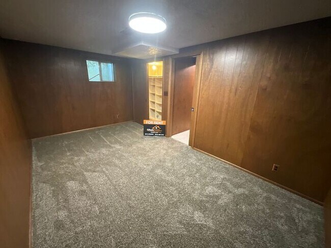 Building Photo - 4 bdrm 3 bth plus a Den/office Home 2 Car ...