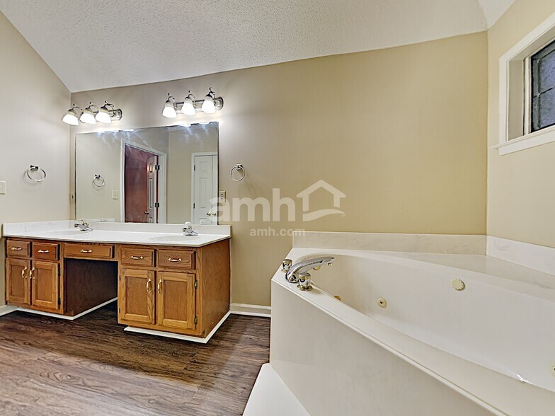 Building Photo - 9357 Bryant Trent Blvd