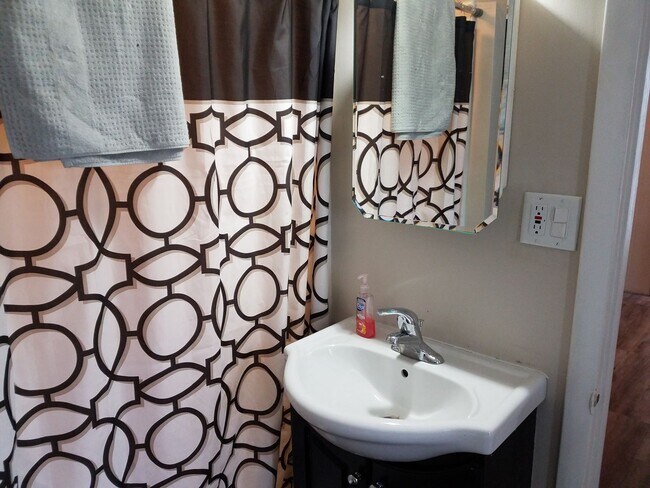 Building Photo - South Side 3 Bedroom House