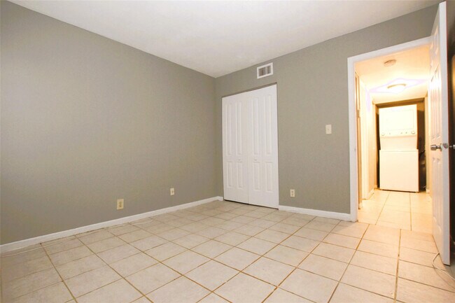 Building Photo - 217 Lake Pointe Dr