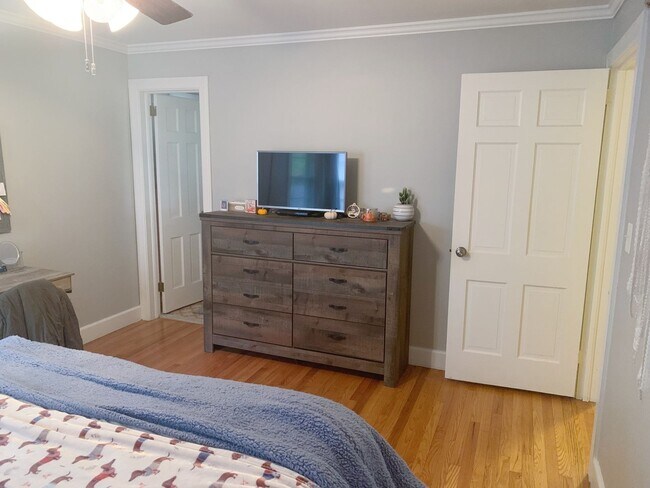 Building Photo - Beautiful 4 Bedroom 2 Bathroom home in the...
