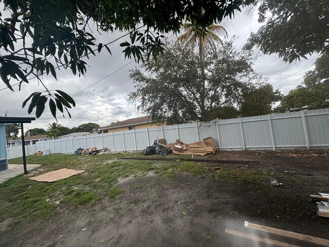 Building Photo - 250 E 34th St