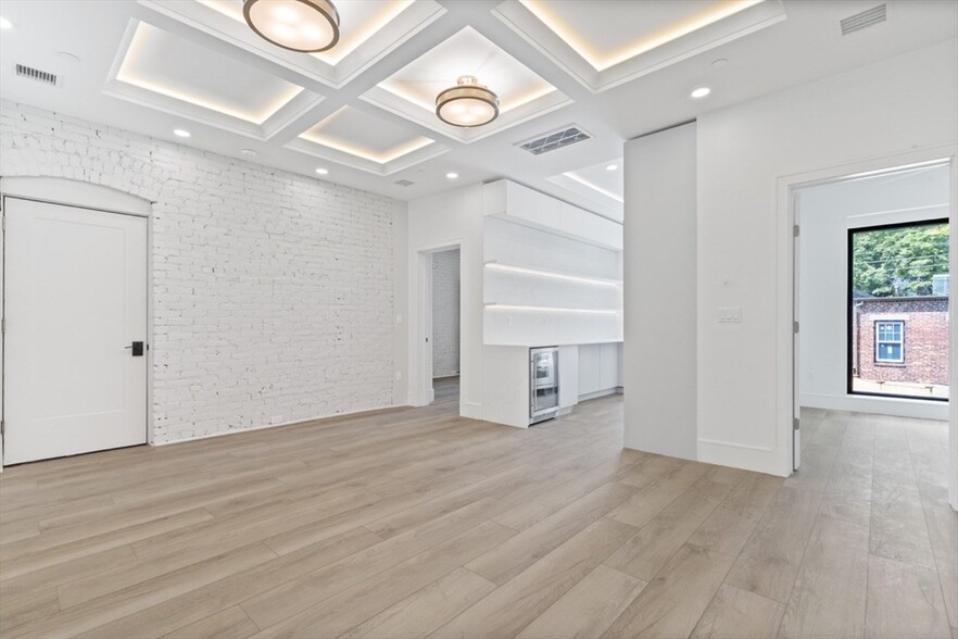 Building Photo - 1572 Beacon St