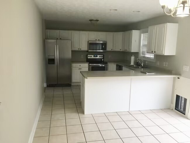 Kitchen - 500 Oaktree Blvd