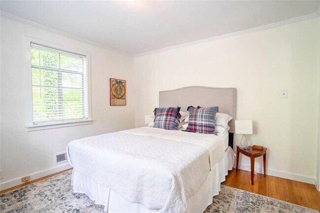 Building Photo - 883 Amsterdam Ave NE