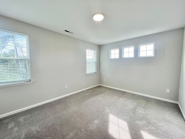 Building Photo - Newly Remodeled 4BD, 2.5BA Durham End Unit...