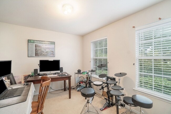 Building Photo - 1327 Primrose Dr