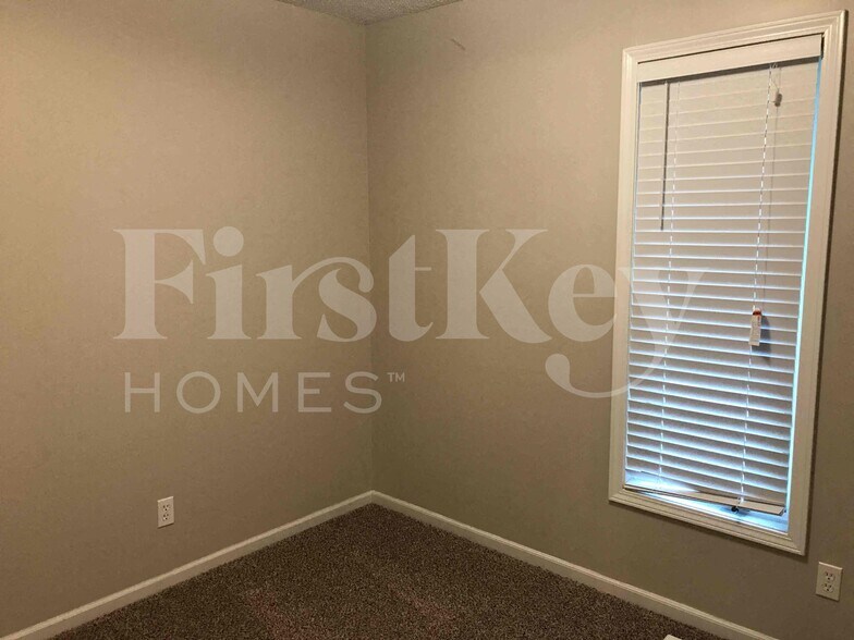 Building Photo - 804 NE Karapat Dr