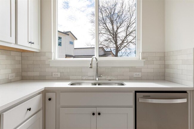 Building Photo - 304 East Dr