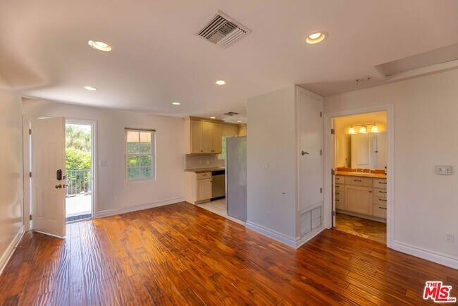 Building Photo - 12833 Delano St